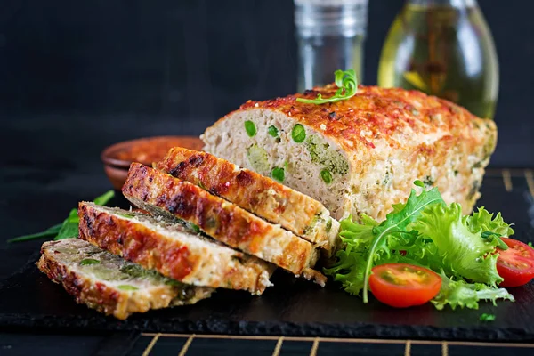 Lekkere Zelfgemaakte Grond Gebakken Kip Gehaktbrood Met Doperwtjes Broccoli Zwarte — Stockfoto