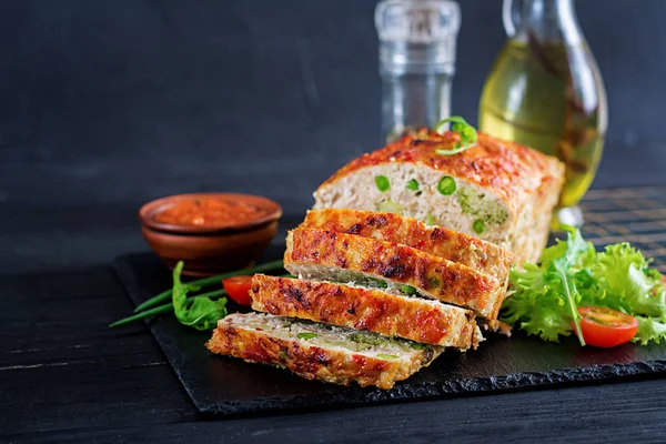 Gustoso Polpettone Pollo Forno Fatto Casa Con Piselli Verdi Broccoli — Foto Stock