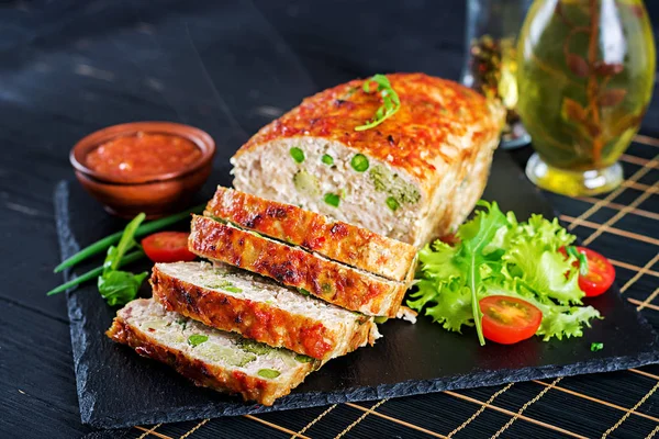 Tasty Homemade Ground Baked Chicken Meatloaf Green Peas Broccoli Black — Stock Photo, Image