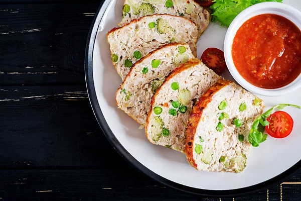 Sabroso Pastel Carne Pollo Molido Casero Con Guisantes Verdes Brócoli — Foto de Stock