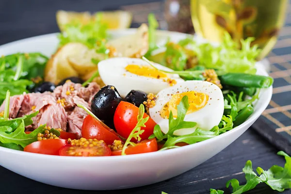 Healthy Hearty Salad Tuna Green Beans Tomatoes Eggs Potatoes Black — Stock Photo, Image
