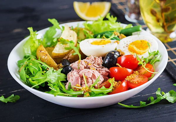 Salada Saudável Saudável Atum Feijão Verde Tomate Ovos Batatas Azeitonas — Fotografia de Stock