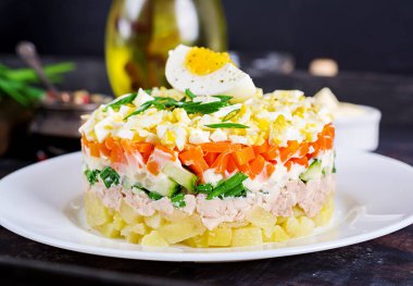 Yumurta, salatalık, patates, yeşil soğan ve havuç plaka ile cod karaciğer salata