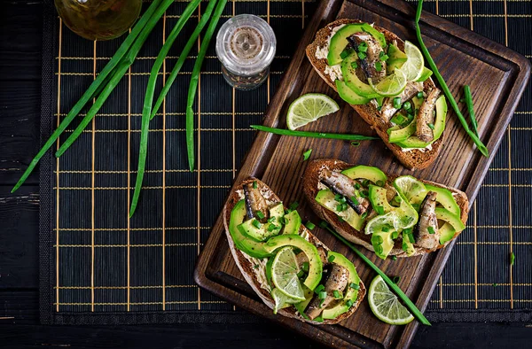 Broodjes Met Sprot Avocado Crème Kaas Houten Plank — Stockfoto