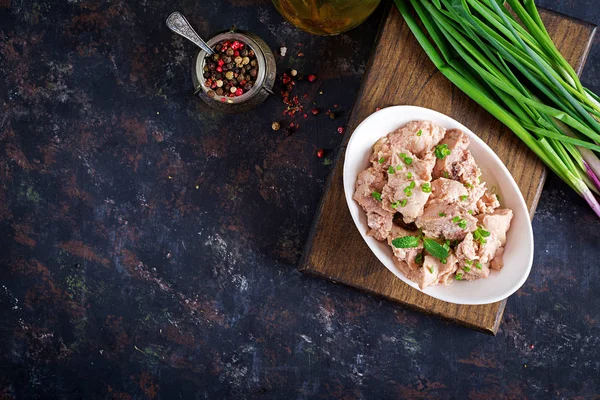 Kabeljauleber Mit Grüner Zwiebel Auf Teller — Stockfoto