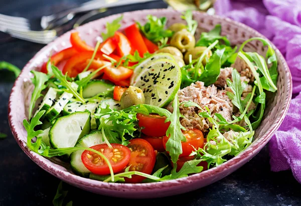 Tuna Salad Tomatoes Olives Cucumbers Sweet Pepper Arugula Rustic Background — Stock Photo, Image