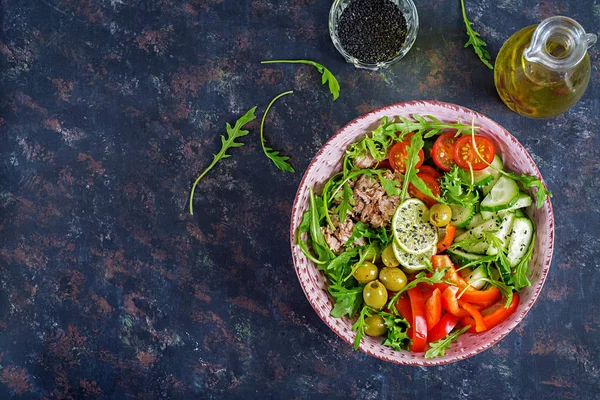 Ensalada Atún Con Tomates Aceitunas Pepinos Pimiento Dulce Rúcula Sobre — Foto de Stock