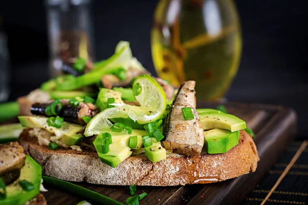 Sandwiches Con Espadines Aguacate Queso Crema Sobre Tabla Madera —  Fotos de Stock