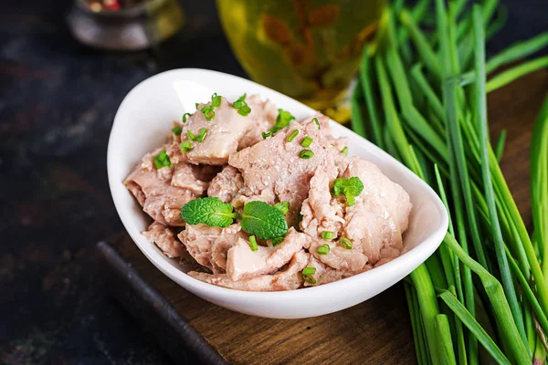 Kabeljauleber Mit Grüner Zwiebel Auf Teller — Stockfoto