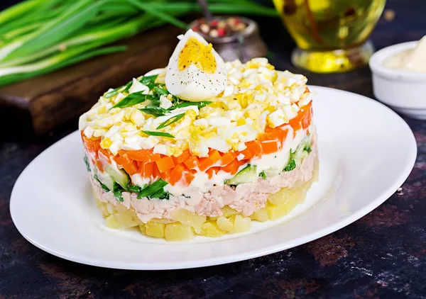 Salada Fígado Bacalhau Com Ovos Pepinos Batatas Cebola Verde Cenoura — Fotografia de Stock