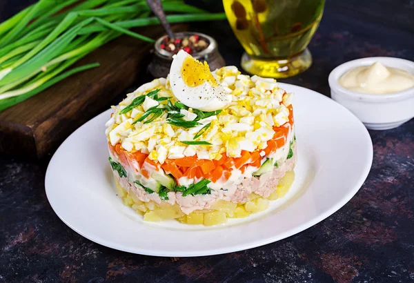 Salada Fígado Bacalhau Com Ovos Pepinos Batatas Cebola Verde Cenoura — Fotografia de Stock
