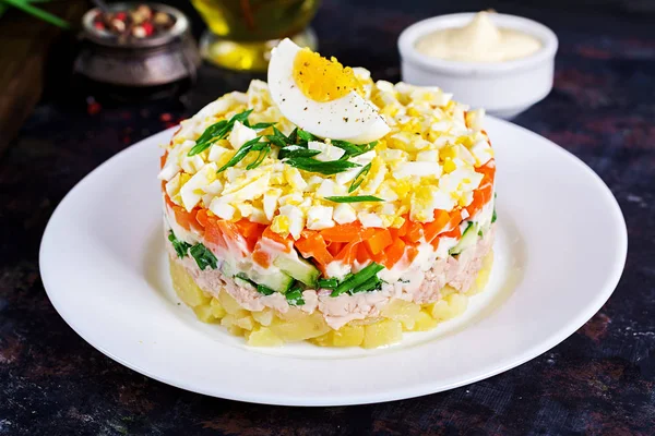 Kabeljaulebersalat Mit Eiern Gurken Kartoffeln Grünen Zwiebeln Und Karotten Teller — Stockfoto