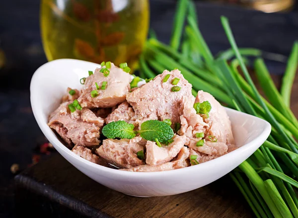 Hígado Bacalao Con Cebolla Verde Aceite Placa — Foto de Stock