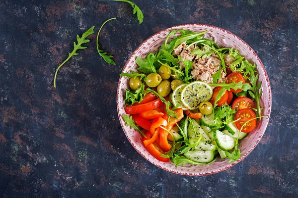 トマト オリーブ きゅうり ピーマン 素朴な背景にルッコラとツナのサラダ — ストック写真
