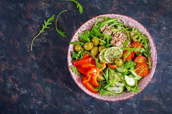 Tuna Salad Tomatoes Olives Cucumbers Sweet Pepper Arugula Rustic Background — Stock Photo, Image