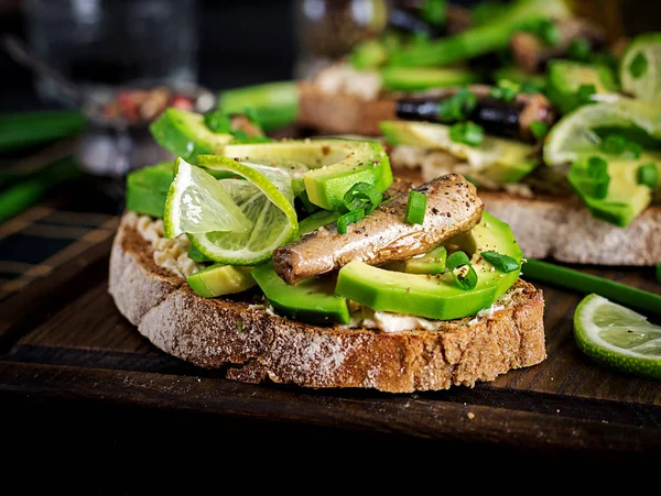 Broodjes Met Sprot Avocado Crème Kaas Houten Plank — Stockfoto