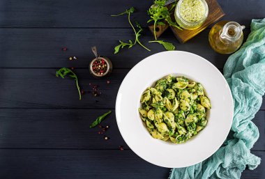 Conchiglie makarna ıspanak ve yeşil bezelye pesto ile. İtalyan mutfağı. Vegan gıda. Üstten görünüm