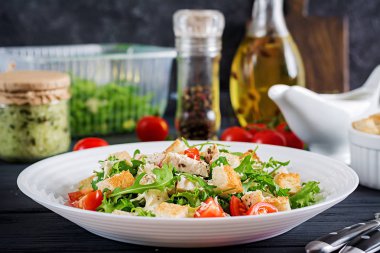 Sağlıklı ızgara tavuk domates, peynir ve kruton Sezar salatası. Kuzey Amerika mutfağı