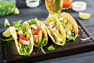 Tavuk eti, avokado, domates, salatalık, kırmızı soğan ile Meksika Taco. Sağlıklı tortilla. Gıda şal 