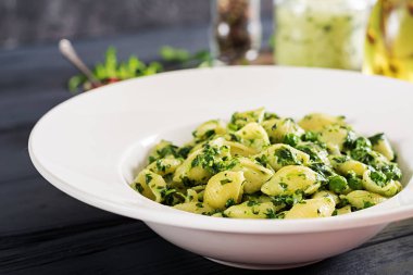 Conchiglie makarna ıspanak ve yeşil bezelye pesto ile. İtalyan mutfağı. Vegan gıda