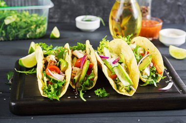 Tavuk eti, avokado, domates, salatalık, kırmızı soğan ile Meksika Taco. Sağlıklı tortilla. Gıda şal 