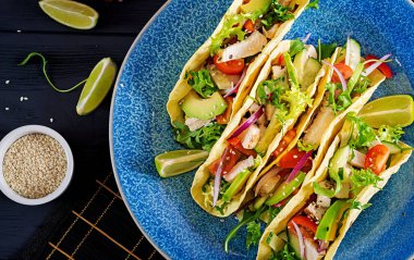 Tavuk eti, avokado, domates, salatalık, kırmızı soğan ile Meksika Taco. Sağlıklı tortilla. Gıda sarın. Taco. Üstten görünüm