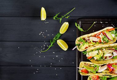 Tavuk eti, avokado, domates, salatalık, kırmızı soğan ile Meksika Taco. Sağlıklı tortilla. Gıda sarın. Taco. Üstten görünüm