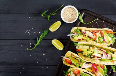 Tavuk eti, avokado, domates, salatalık, kırmızı soğan ile Meksika Taco. Sağlıklı tortilla. Gıda sarın. Taco. Üstten görünüm