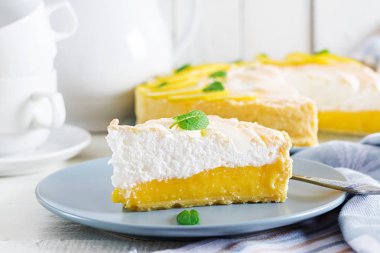 Limon lor ve beze tart. Limonlu pasta. Amerikan mutfağı. Tatlı. Üstten görünüm