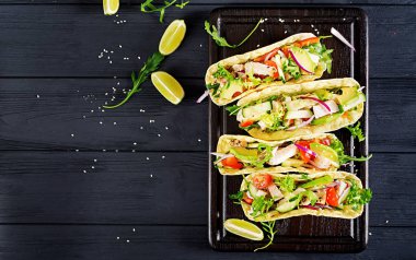 Tavuk eti, avokado, domates, salatalık, kırmızı soğan ile Meksika Taco. Sağlıklı tortilla. Gıda sarın. Taco. Üstten görünüm