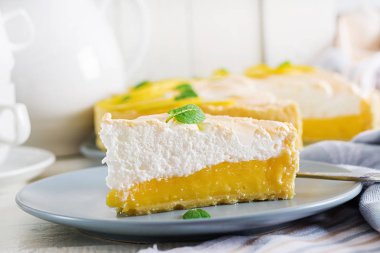 Limon lor ve beze tart. Limonlu pasta. Amerikan mutfağı. Tatlı. Üstten görünüm