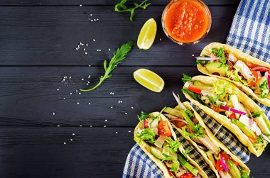 Tavuk eti, avokado, domates, salatalık, kırmızı soğan ile Meksika Taco. Sağlıklı tortilla. Gıda sarın. Taco. Üstten görünüm