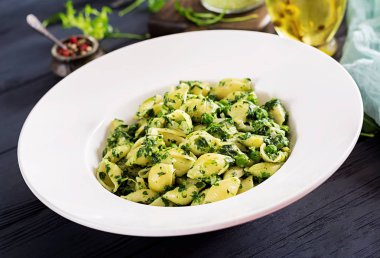 Conchiglie makarna ıspanak ve yeşil bezelye pesto ile. İtalyan mutfağı. Vegan gıda
