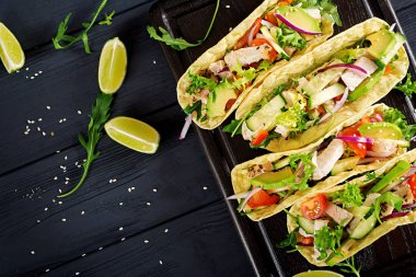 Tavuk eti, avokado, domates, salatalık, kırmızı soğan ile Meksika Taco. Sağlıklı tortilla. Gıda sarın. Taco. Üstten görünüm