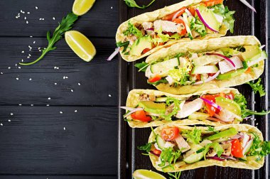 Tavuk eti, avokado, domates, salatalık, kırmızı soğan ile Meksika Taco. Sağlıklı tortilla. Gıda sarın. Taco. Üstten görünüm