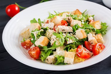 Sağlıklı ızgara tavuk domates, peynir ve kruton Sezar salatası. Kuzey Amerika mutfağı