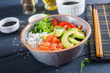 Pirinç, avakado, kırmızı biber, susam ve kireç ile Hawaiian Somon Balık poke kase. Buda kase. Diyet gıda.