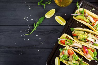 Tavuk eti, avokado, domates, salatalık, kırmızı soğan ile Meksika Taco. Sağlıklı tortilla. Gıda sarın. Taco. Üstten görünüm