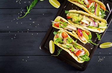 Tavuk eti, avokado, domates, salatalık, kırmızı soğan ile Meksika Taco. Sağlıklı tortilla. Gıda sarın. Taco. Üstten görünüm