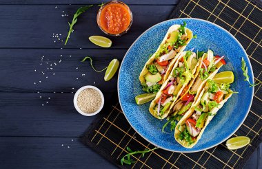 Tavuk eti, avokado, domates, salatalık, kırmızı soğan ile Meksika Taco. Sağlıklı tortilla. Gıda sarın. Taco. Üstten görünüm