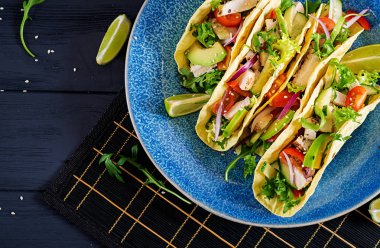 Tavuk eti, avokado, domates, salatalık, kırmızı soğan ile Meksika Taco. Sağlıklı tortilla. Gıda sarın. Taco. Üstten görünüm