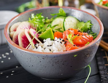 Pirinç, salatalık, turp, susam ve kireç ile Hawaiian Somon Balık poke kase. Buda kase. Diyet gıda.