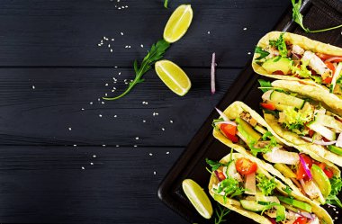 Tavuk eti, avokado, domates, salatalık, kırmızı soğan ile Meksika Taco. Sağlıklı tortilla. Gıda sarın. Taco. Üstten görünüm