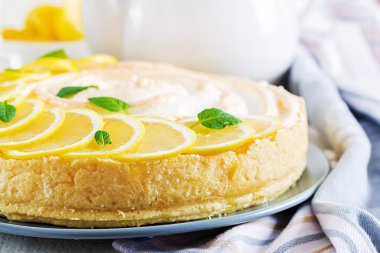 Limon lor ve beze tart. Limonlu pasta. Amerikan mutfağı. Tatlı. Üstten görünüm