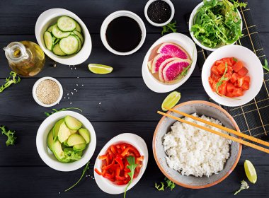 Hawaii Somon Balık poke kase pirinç, avakado, kırmızı biber, salatalık, turp, susam ve kireç ile yemek pişirmek için malzemeler. Buda kase. Diyet yemekleri. Üstten görünüm