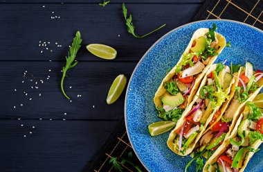Tavuk eti, avokado, domates, salatalık, kırmızı soğan ile Meksika Taco. Sağlıklı tortilla. Gıda sarın. Taco. Üstten görünüm