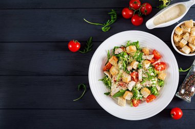 Sağlıklı ızgara tavuk domates, peynir ve kruton Sezar salatası. Kuzey Amerika mutfağı