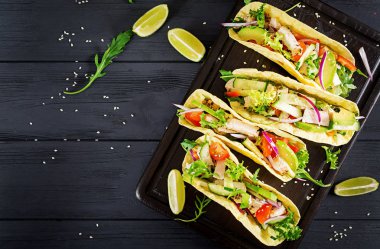 Tavuk eti, avokado, domates, salatalık, kırmızı soğan ile Meksika Taco. Sağlıklı tortilla. Gıda sarın. Taco. Üstten görünüm