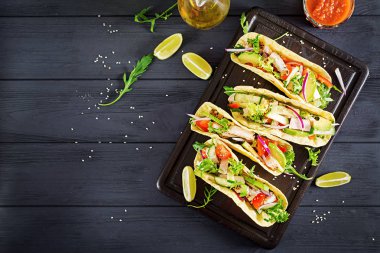 Tavuk eti, avokado, domates, salatalık, kırmızı soğan ile Meksika Taco. Sağlıklı tortilla. Gıda sarın. Taco. Üstten görünüm