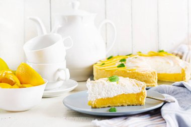 Limon lor ve beze tart. Limonlu pasta. Amerikan mutfağı. Tatlı. Üstten görünüm